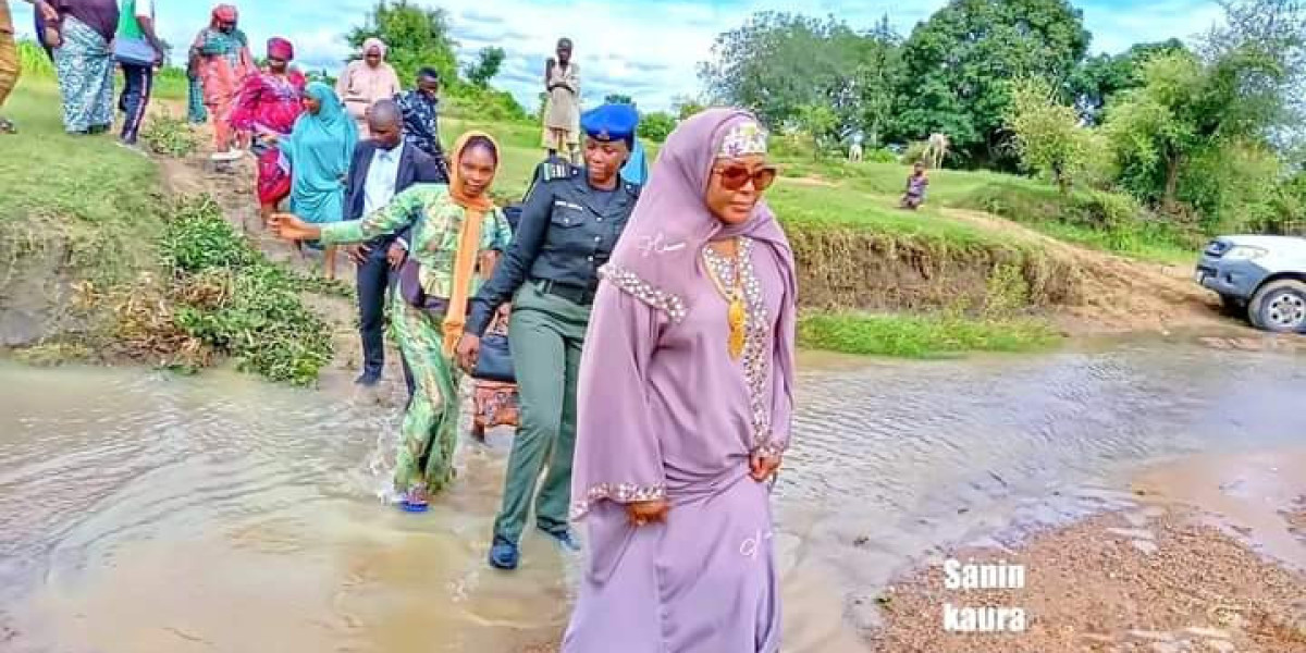 CONVOY OF BAUCHI STATE FIRST LADY TRAPPED IN FLOODWATER.