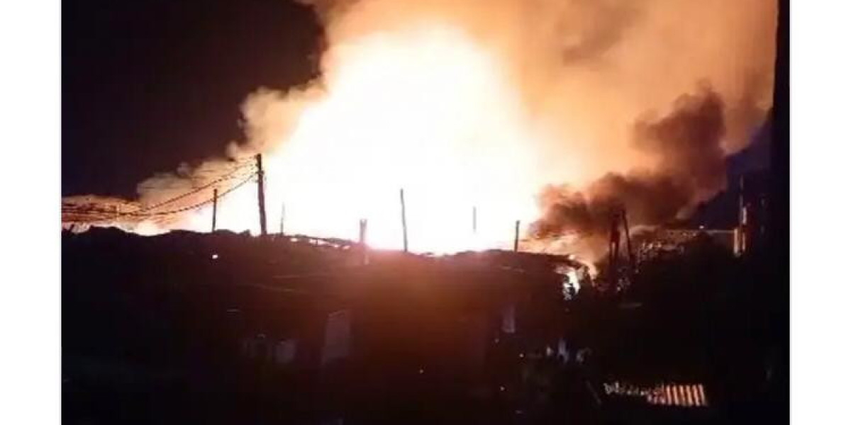 DEVASTATING FIRE ENGULFS LADIPO PLANK MARKET IN LAGOS, CAUSING MILLIONS IN DAMAGES