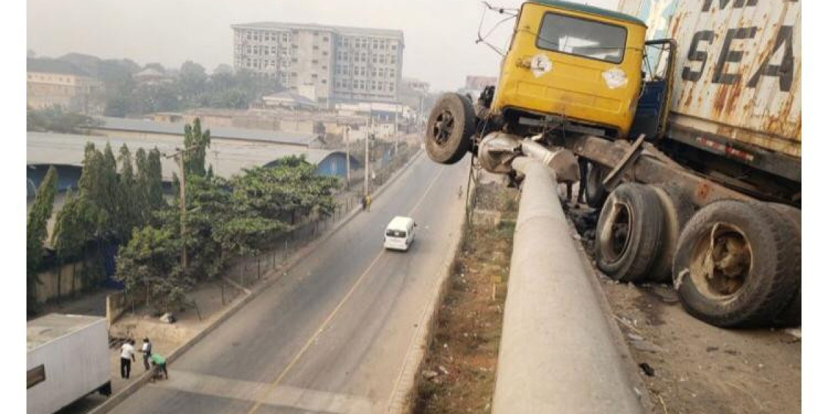 TRAILER DRIVER REPORTEDLY FALLS OFF LAGOS-IBADAN EXPRESSWAY BRIDGE IN ACCIDENT