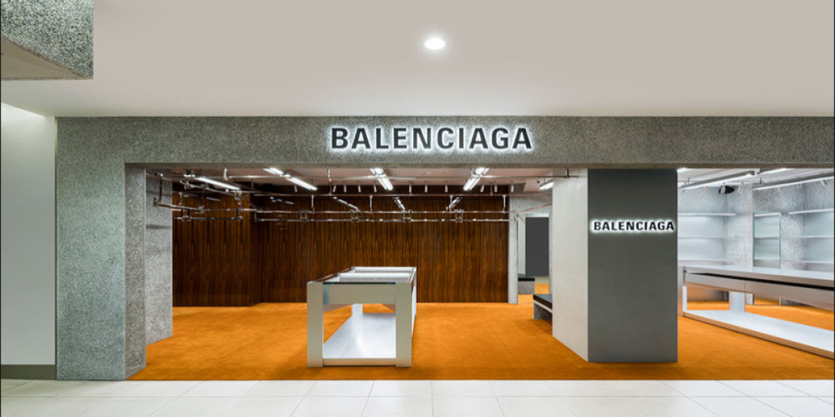 Balenciaga Outlet surprisingly versatile material