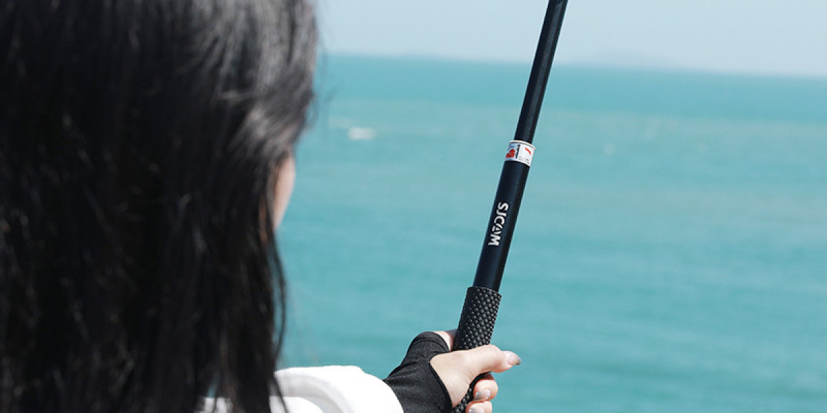 Invisible Selfie Sticks: Discreet Shooting for Natural-Looking Photos